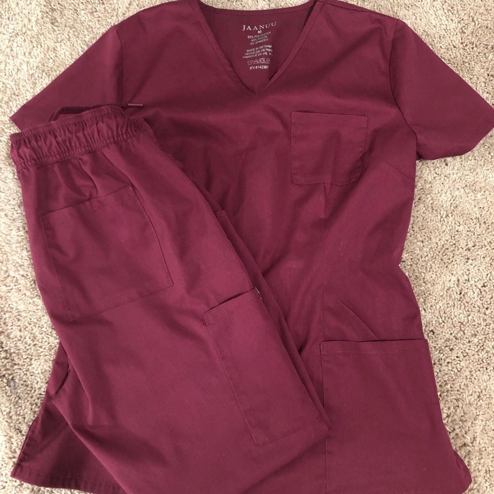 Jaaanu scrubs. Burgundy